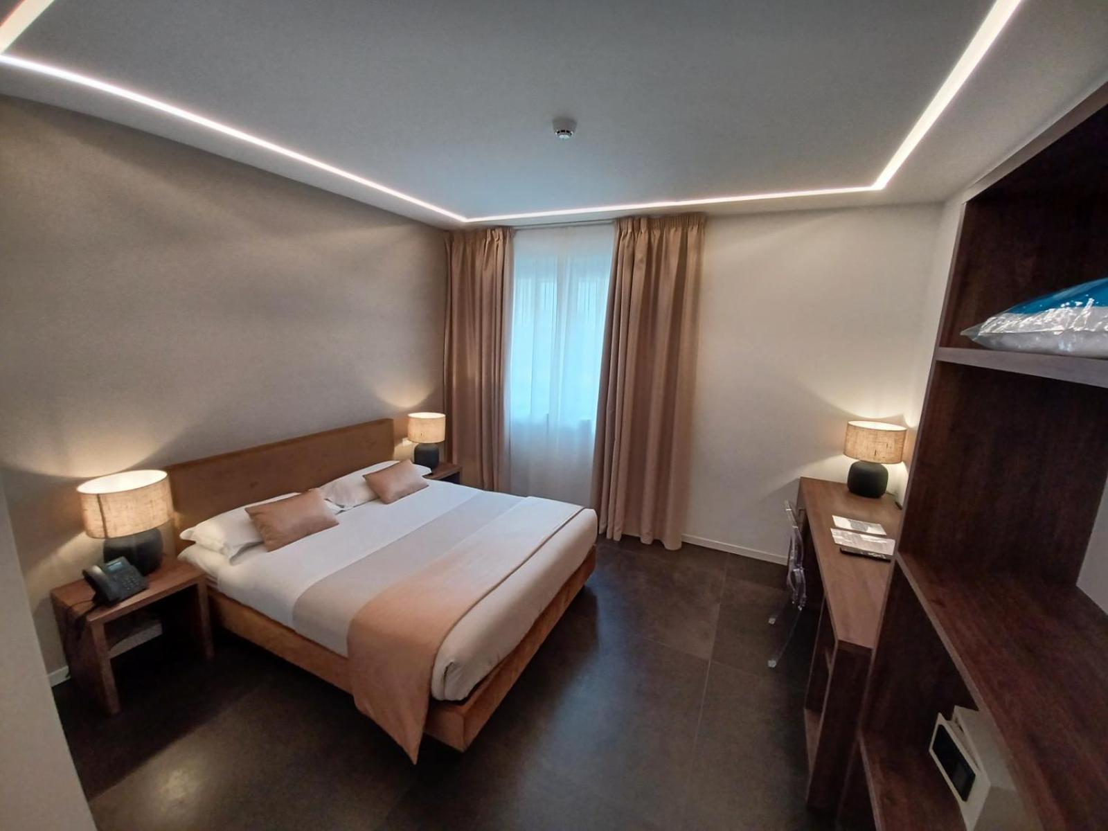 Outside Boutique Hotel Фоджа Екстериор снимка