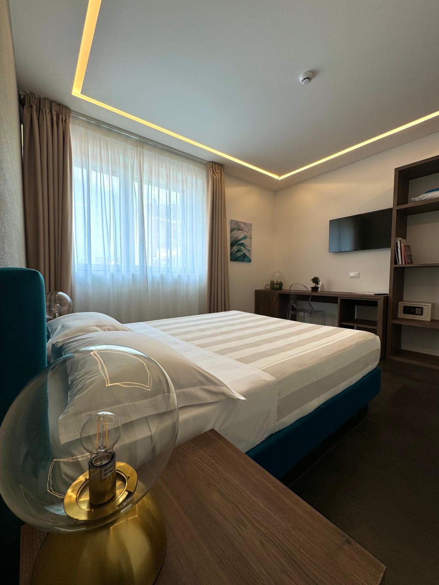 Outside Boutique Hotel Фоджа Екстериор снимка
